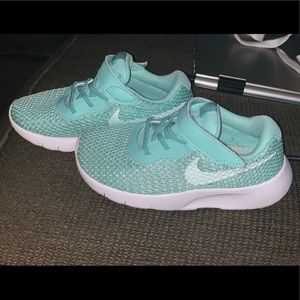 Toddle Nike’s girls